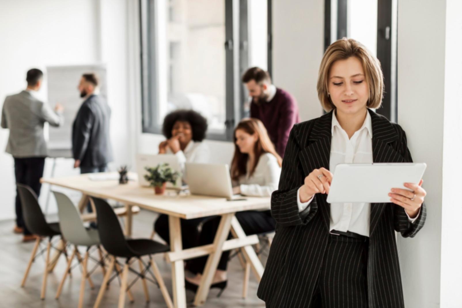 Gráficos financieros y análisis de ratios empresariales