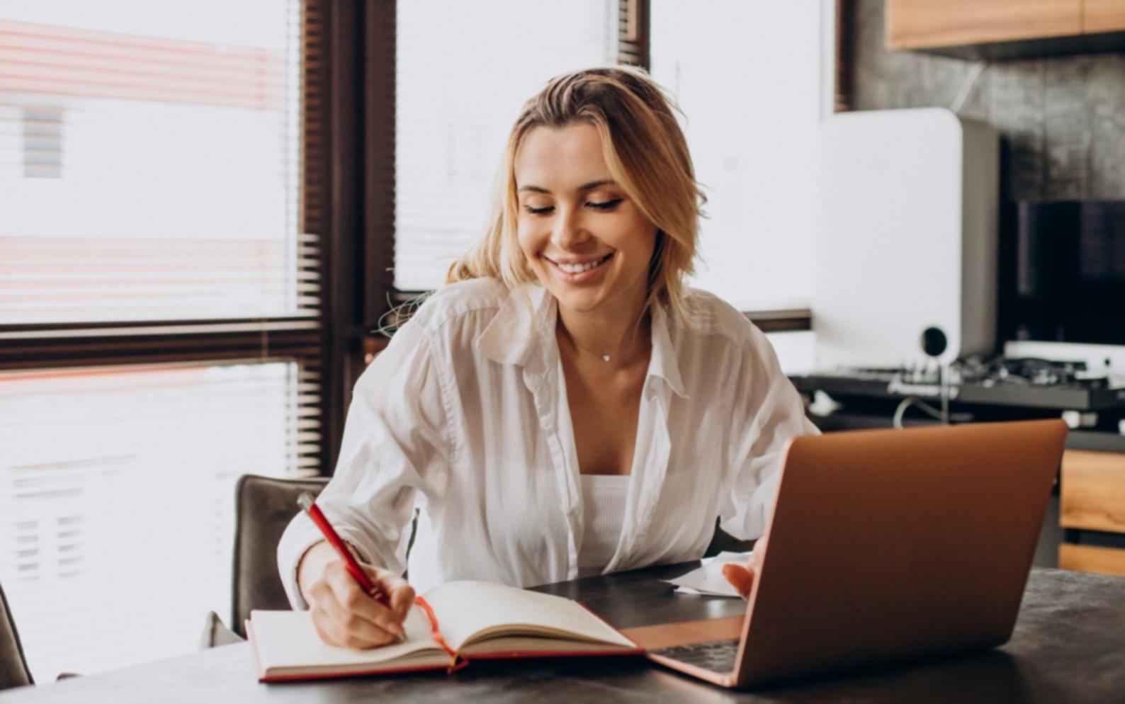 Estudiante analizando informes financieros reales en entorno de aprendizaje profesional