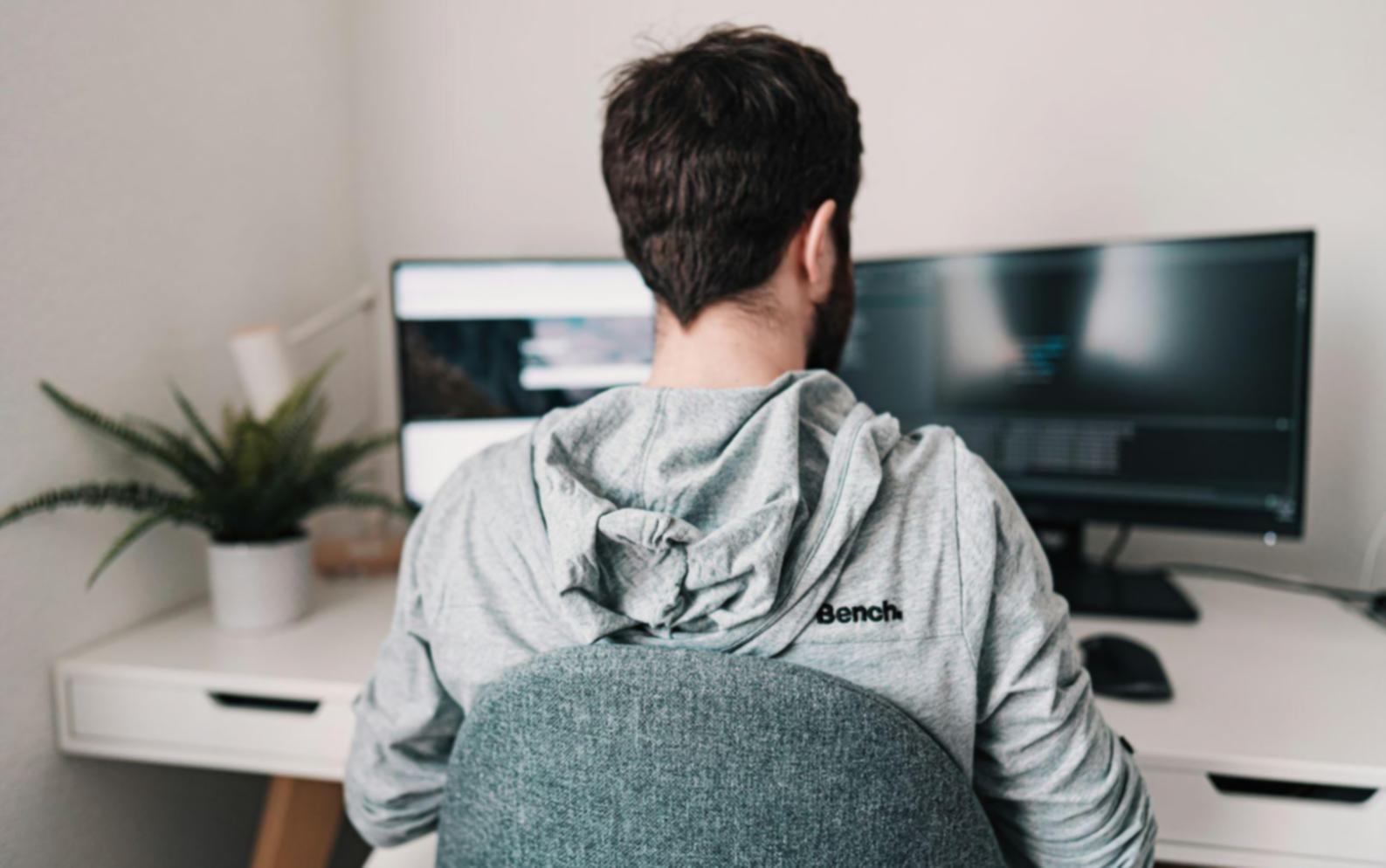 Espacio de trabajo con múltiples pantallas mostrando análisis financiero en tiempo real