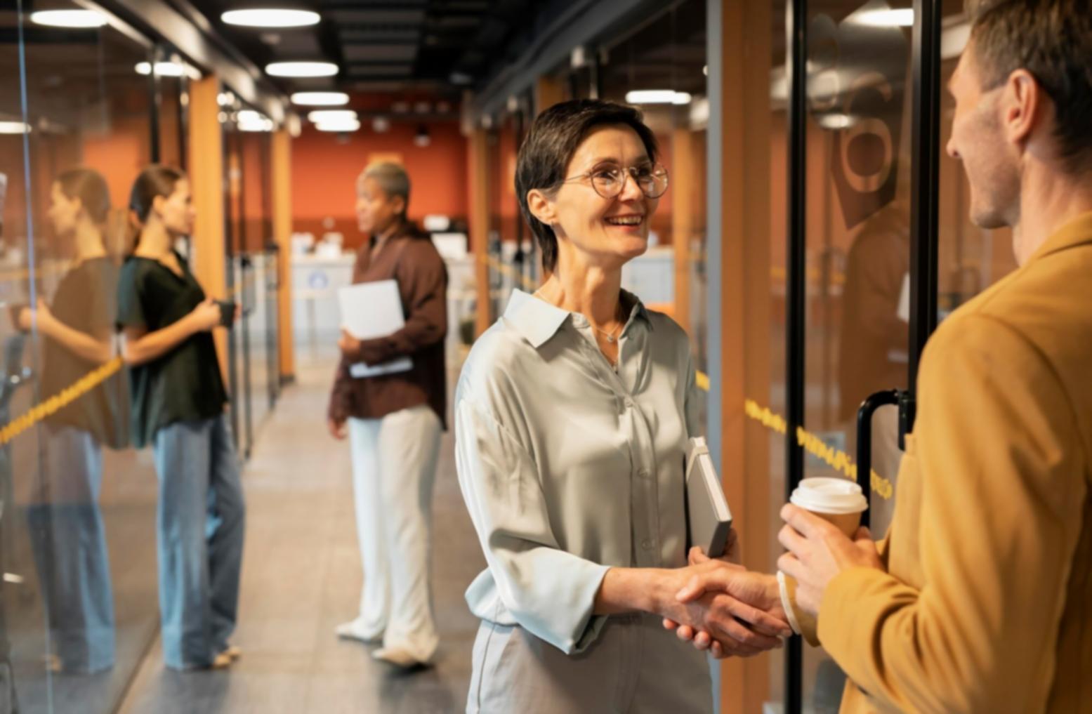 Aula de formación con estudiantes internacionales colaborando en análisis financiero